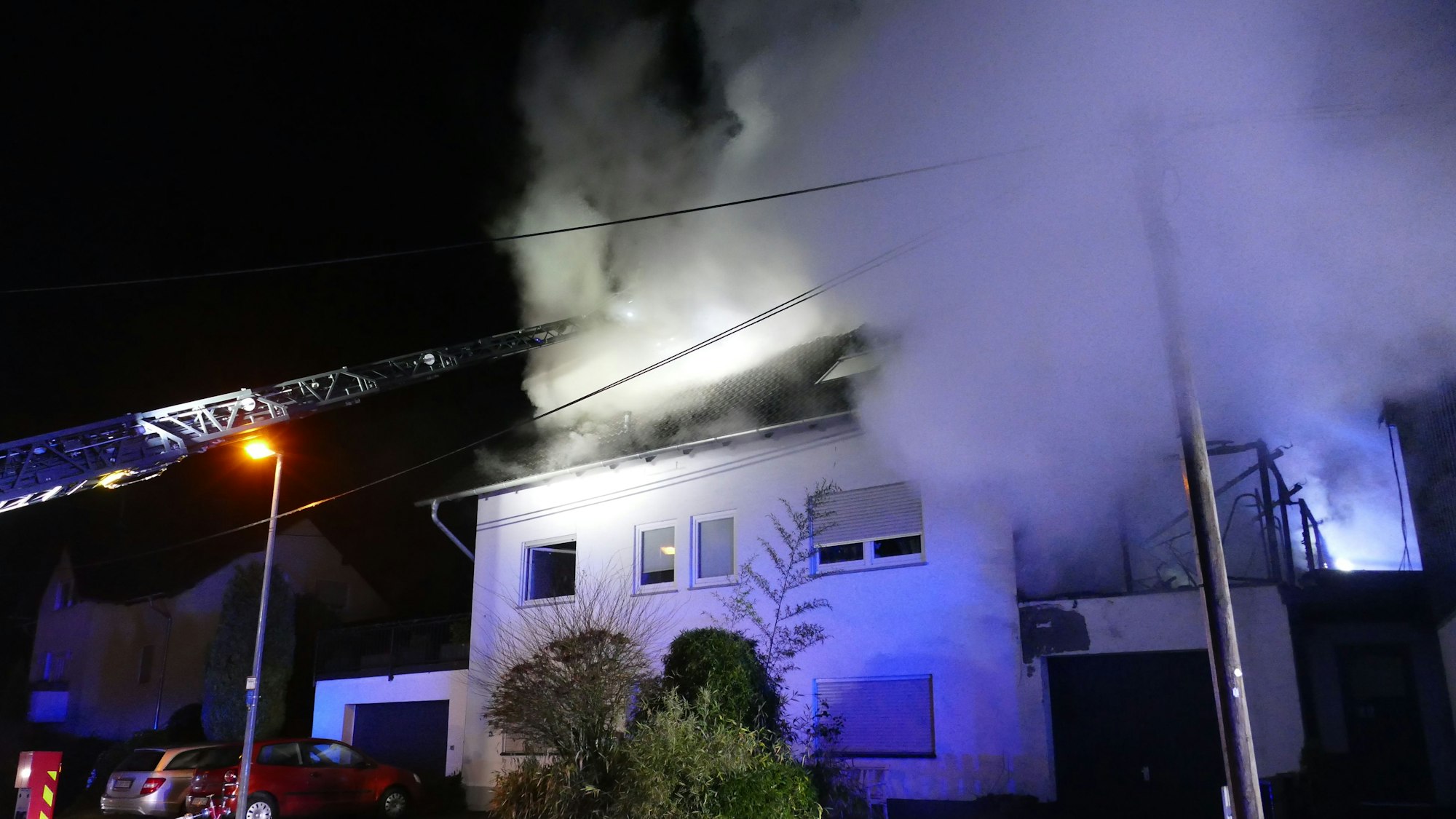 Der Dachstuhl des Hauses stand in Flammen.