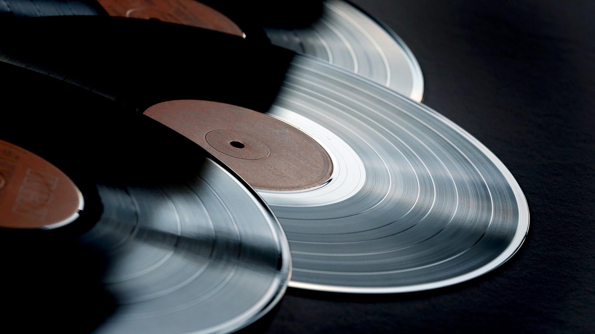 Auf dem Foto sind drei Schallplatten zu sehen.