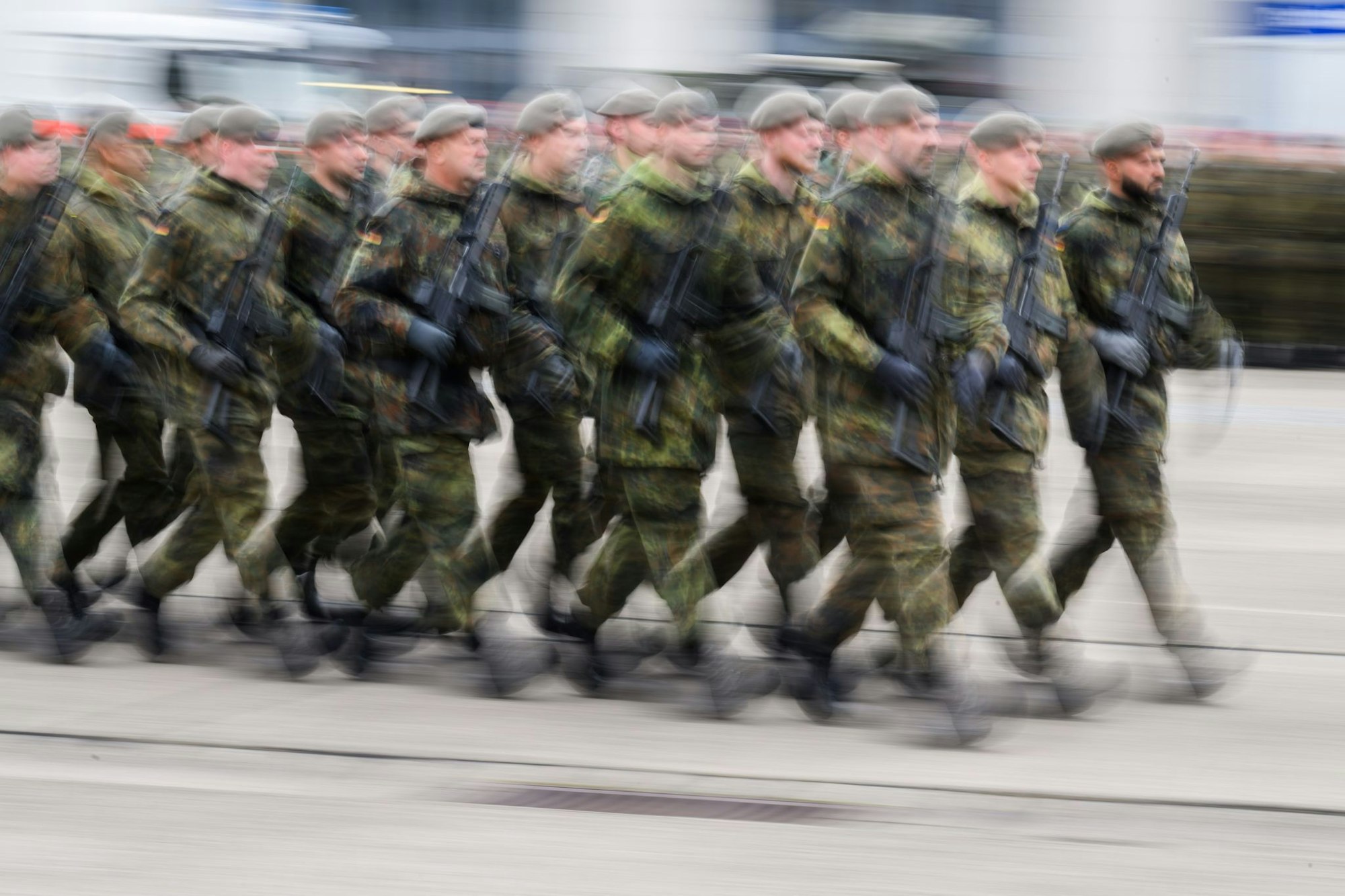 Junge Menschen wollen am 5. Dezember bundesweit gegen die neuen Wehrdienst-Pläne protestieren. (Symbolbild)