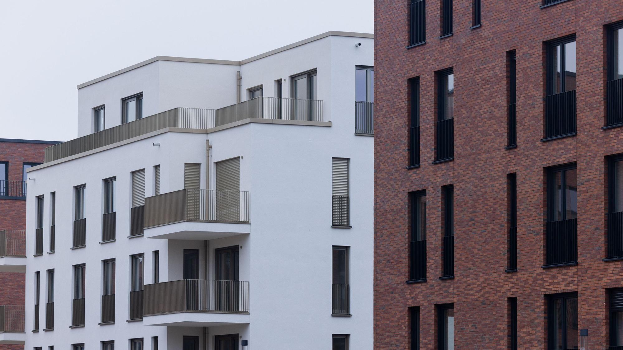 Mietwohnungen werden im Kölner Stadtteil Lindenthal gebaut. (Archivbild)