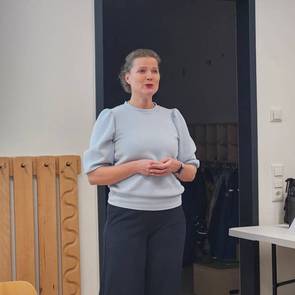 Maren Wessel stellt sich im Ausschuss vor.
