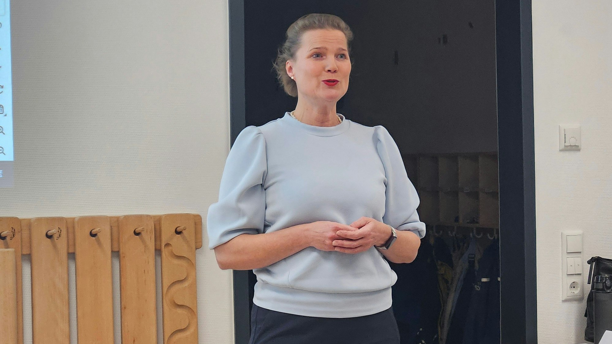 Maren Wessel stellt sich im Ausschuss vor.