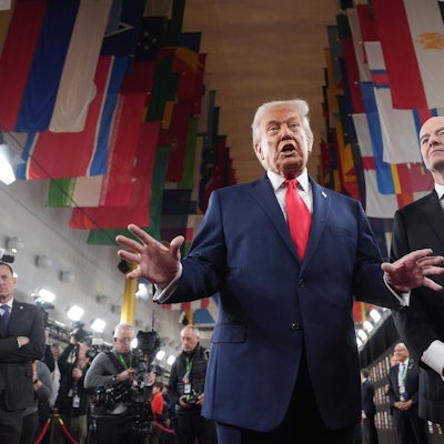 Donald Trump (l) und Gianni Infantino präsentieren sich auf dem roten Teppich.