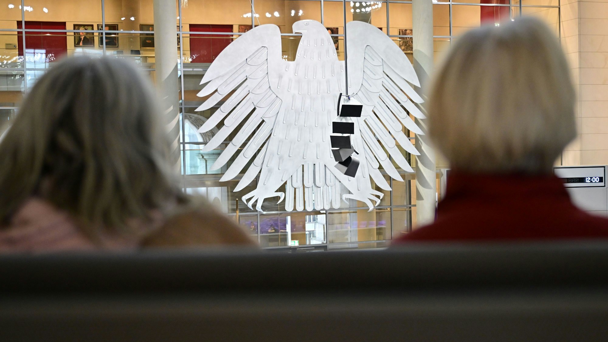 Frauen verfolgen von der Besuchertribüne aus die Sitzung des Bundestags. Thema ist die Rentenreform.