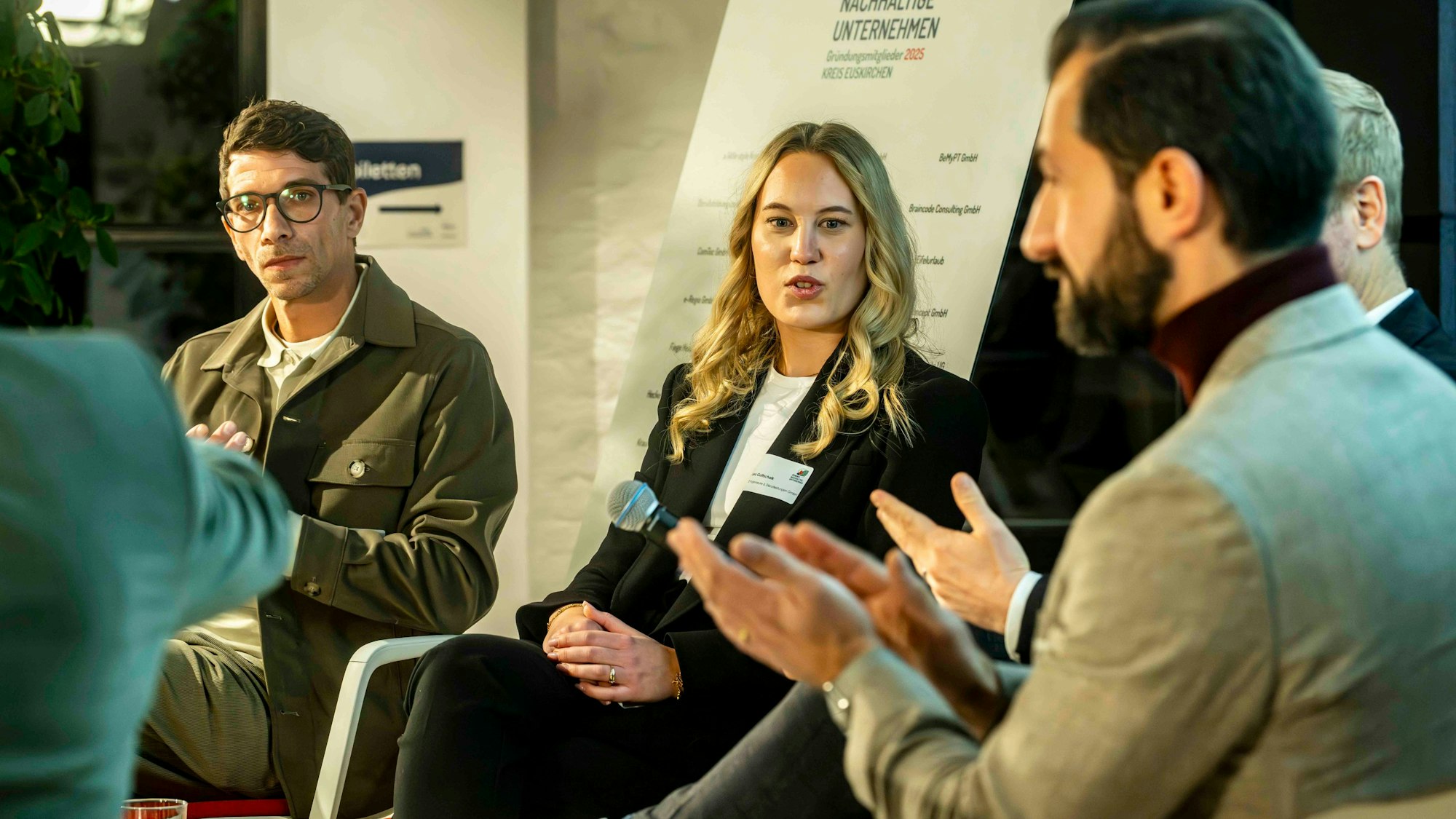 Das Bild zeigt drei Teilnehmende der Talkrunde, die mit ihren Unternehmen bereits nachhaltig unterwegs sind.