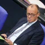 Bundeskanzler Friedrich Merz (CDU) verfolgt die Sitzung des Bundestags.