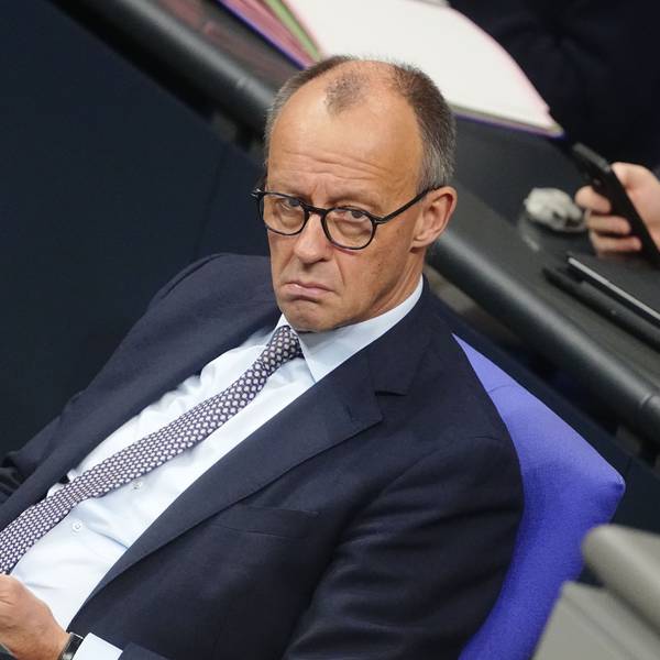 Bundeskanzler Friedrich Merz (CDU) verfolgt die Sitzung des Bundestags.