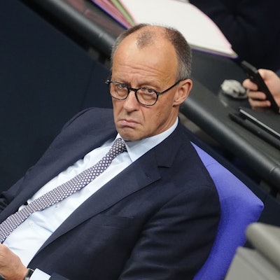 Bundeskanzler Friedrich Merz (CDU) verfolgt die Sitzung des Bundestags.