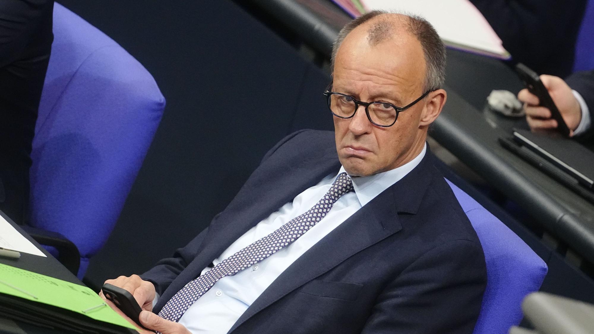 Bundeskanzler Friedrich Merz (CDU) verfolgt die Sitzung des Bundestags.