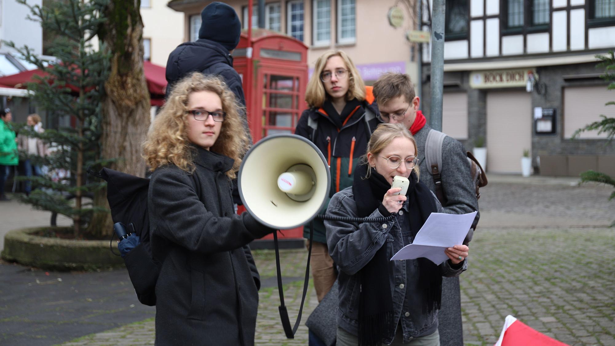 Auf dem Marktplatz im Eitorfer Zentrum gab es eine Kundgebung mit mehreren Redebeiträgen.