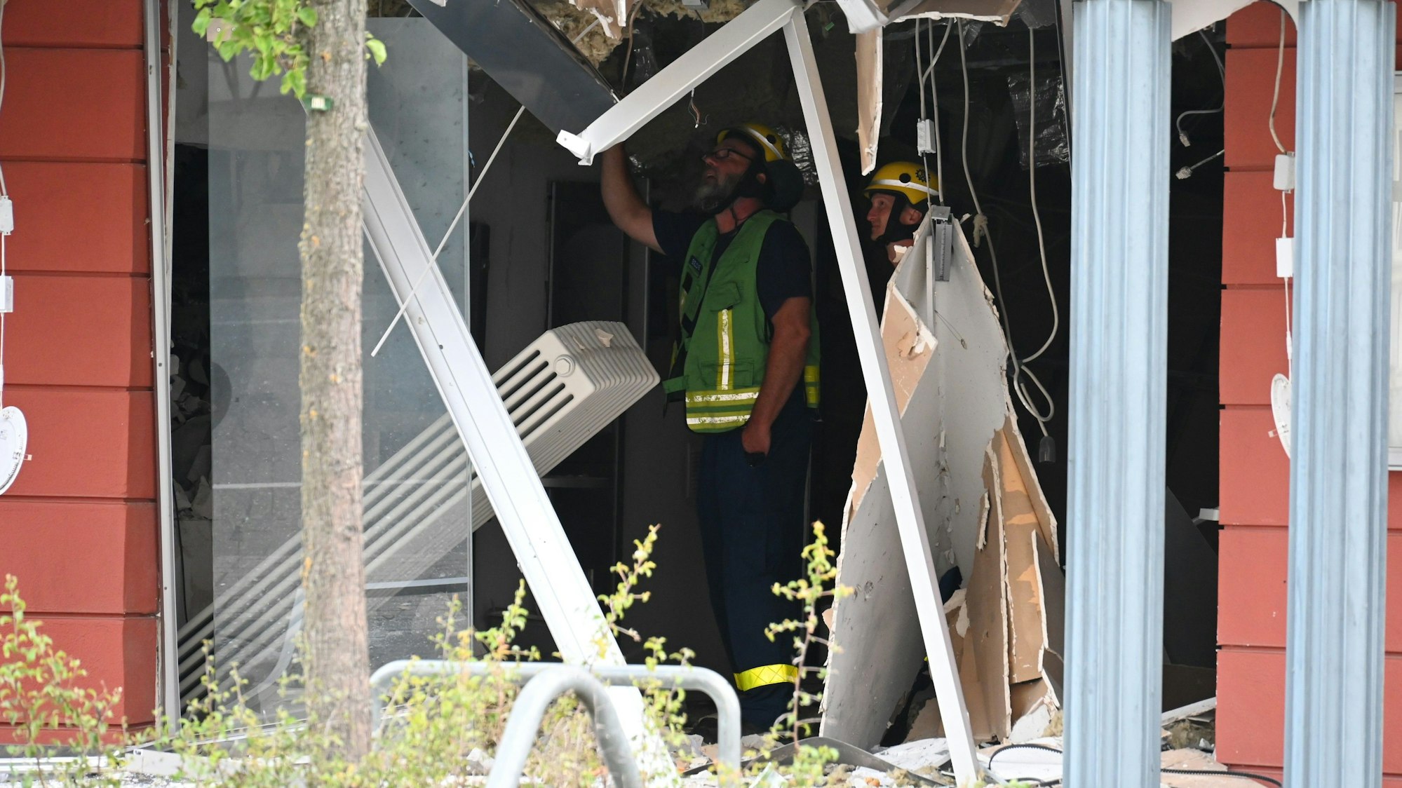 Baustatiker des Technischen Hilfswerks untersuchten das Gebäude auf Schäden.