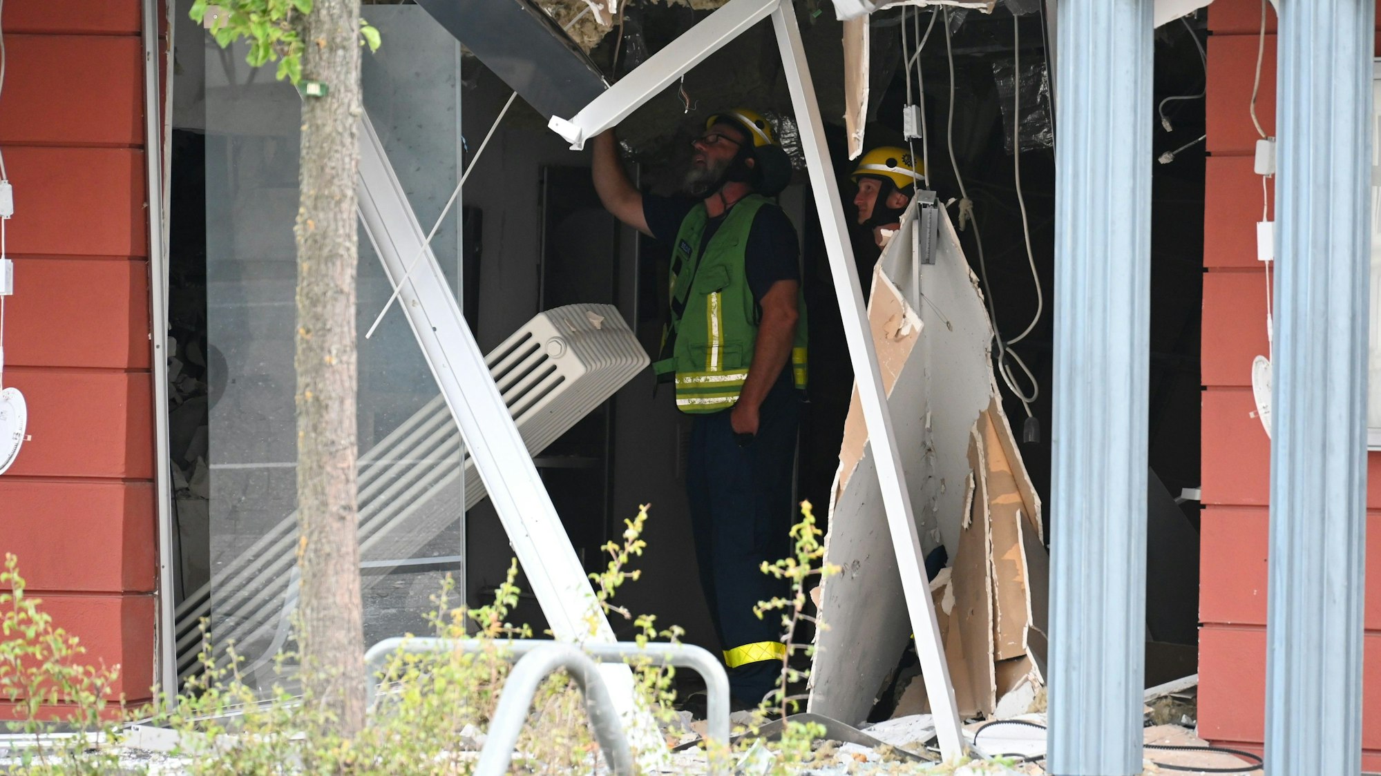 Ein Bild der Verwüstung bot sich den Ermittlern im Juni: Die Filiale der Volksbank Erft im Bergheimer Stadtteil Quadrath-Ichendorf war durch die Detonation schwer beschädigt worden.