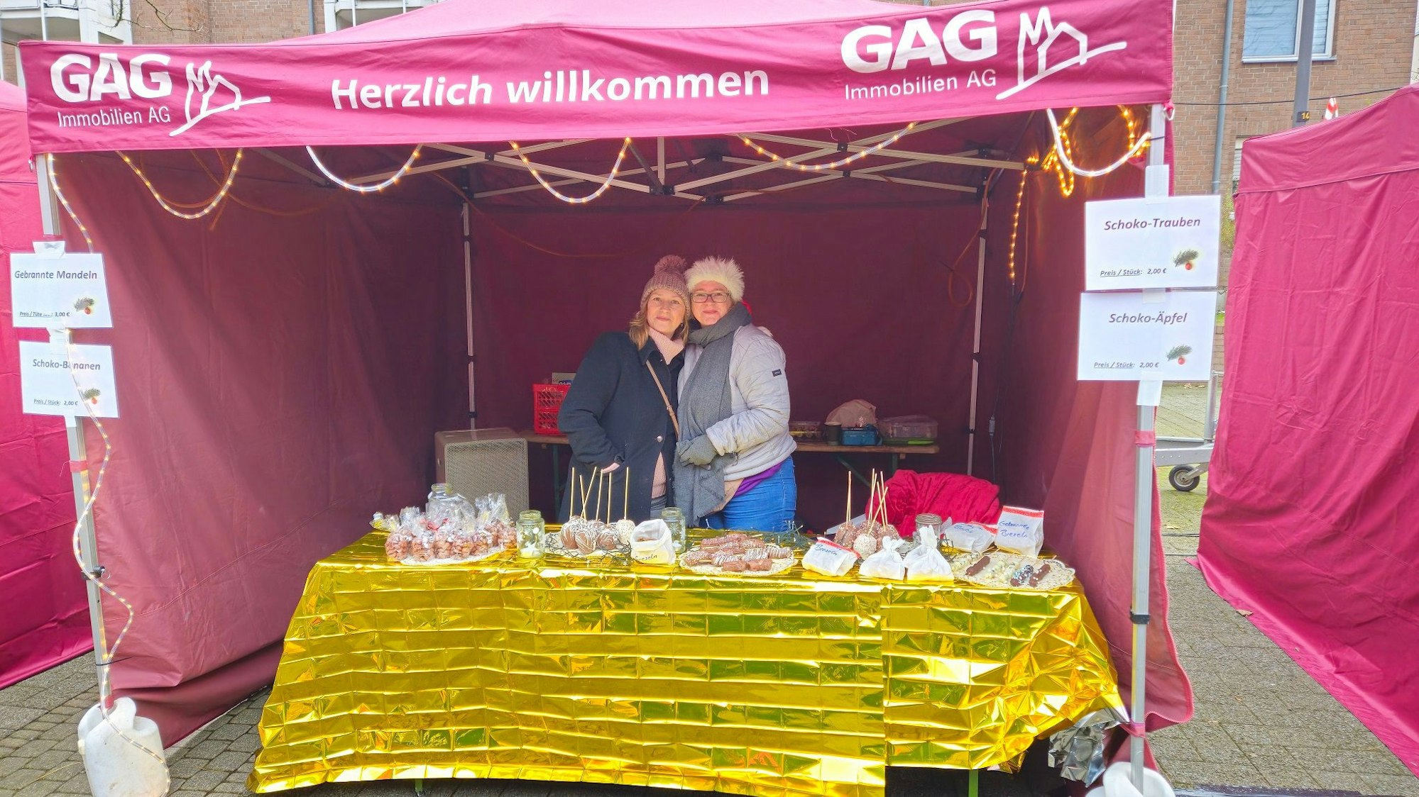 Das Bild zeigt einen Süßigkeitenstand auf dem Vingster Weihnachtsmarkt 2024. (Archivbild)