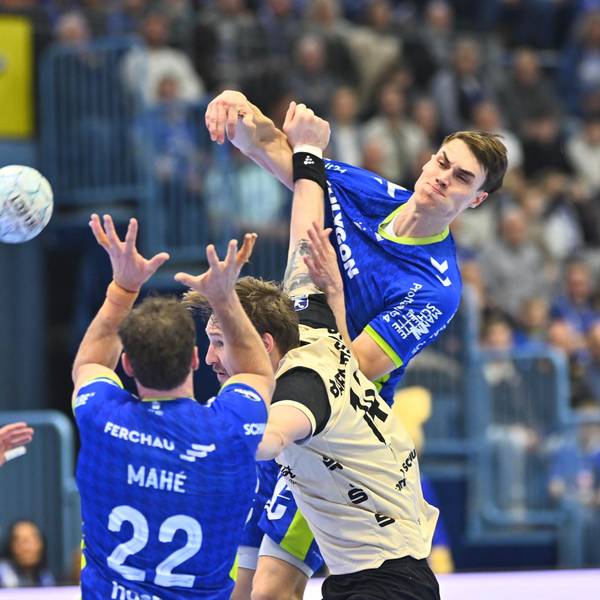 Miro Schluroff will den Ball zu Kentin Mahe´ spielen.