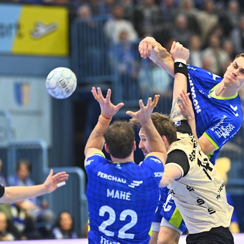 Miro Schluroff will den Ball zu Kentin Mahe´ spielen.