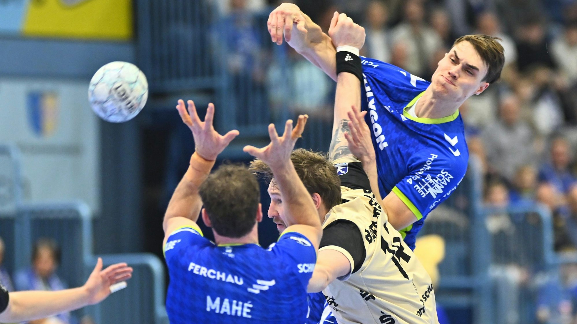 Miro Schluroff will den Ball zu Kentin Mahe´ spielen.