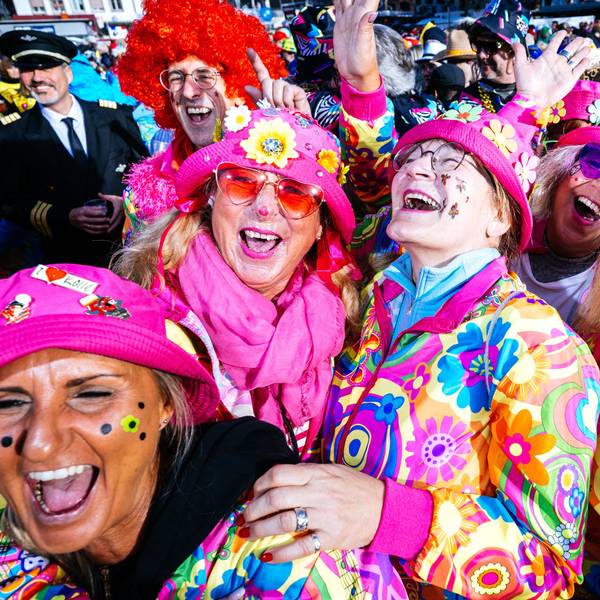 Die ehrenamtliche Landschaft ist im Karneval so bunt wie diese Jecken bei der Sessioneröffnung auf dem Heumarkt.