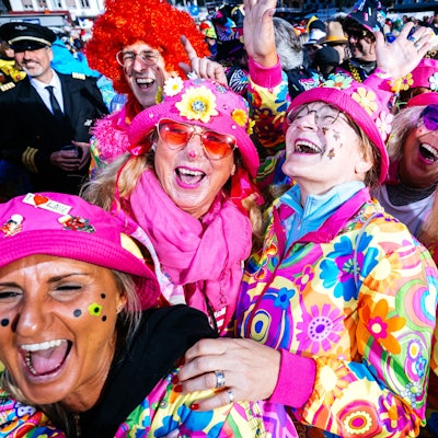 Die ehrenamtliche Landschaft ist im Karneval so bunt wie diese Jecken bei der Sessioneröffnung auf dem Heumarkt.