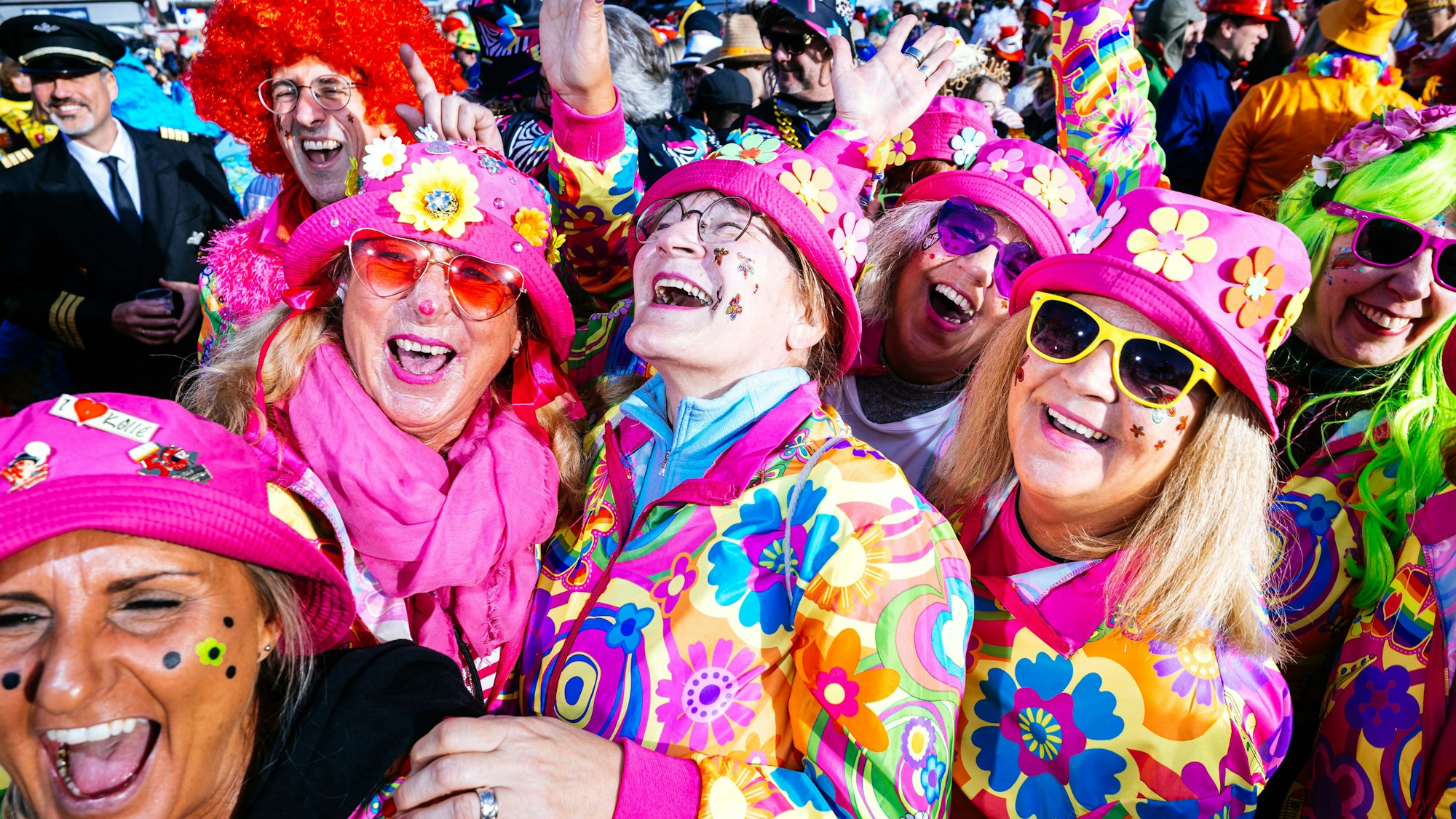 Die ehrenamtliche Landschaft ist im Karneval so bunt wie diese Jecken bei der Sessioneröffnung auf dem Heumarkt.