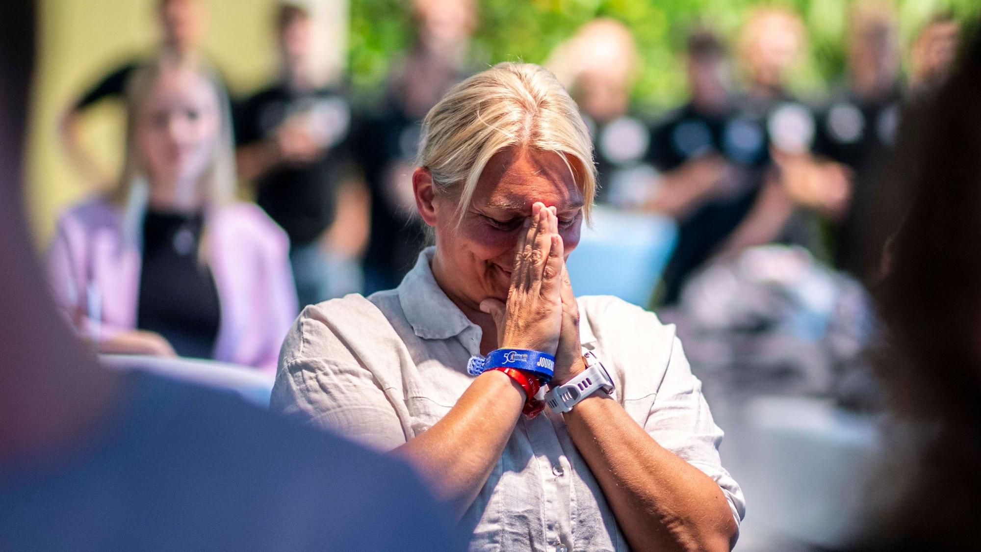 Ilona Schaffrath faltet die Hände vor dem Gesicht.