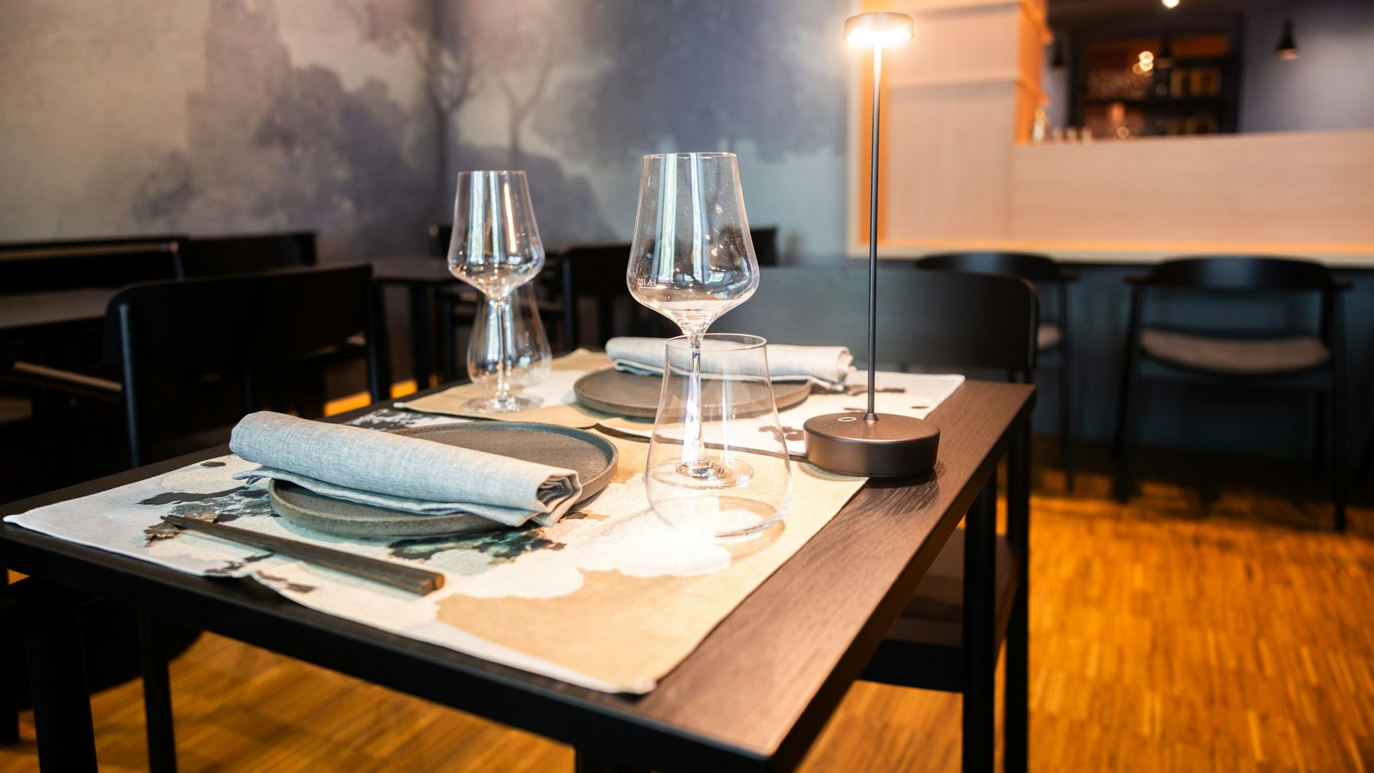 Das Restaurant ist mit seinen Holzmöbeln elegant eingerichtet.