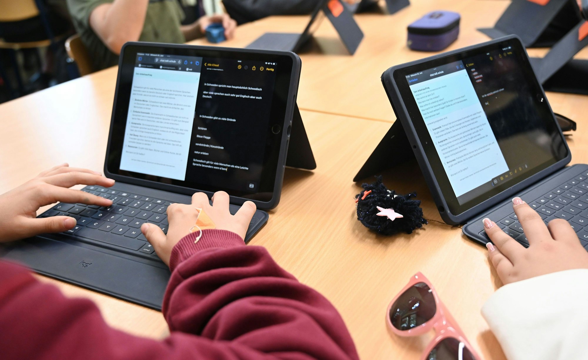 Zwei Mädchen der Oberschule Habenhausen arbeiten mit dem KI-Chatbot "Telli“.