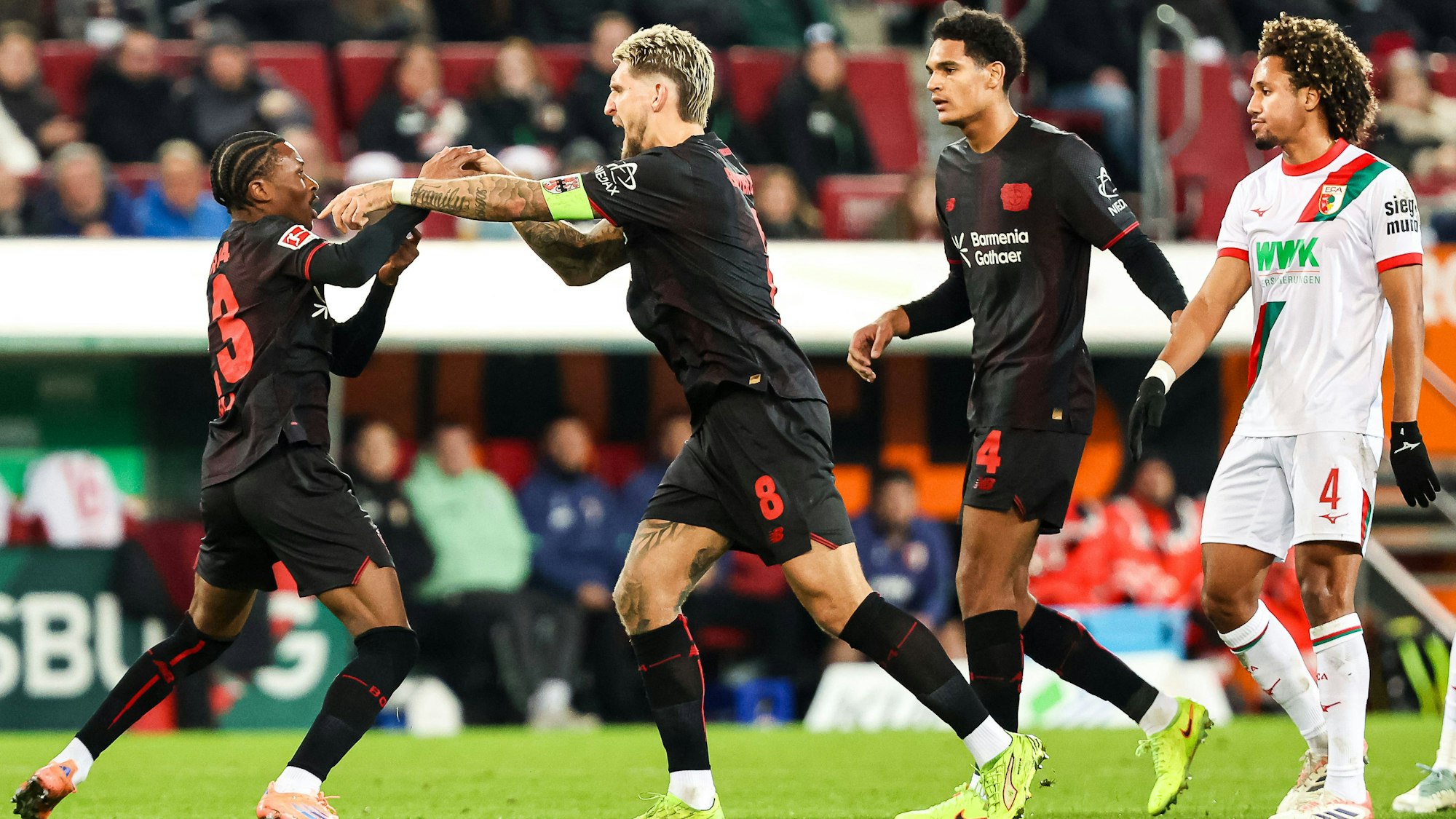 Nichts als Ärger in Augsburg: Kapitän Robert Andrich muss Nathan Tella davon abhalten, handgreiflich zu werden.