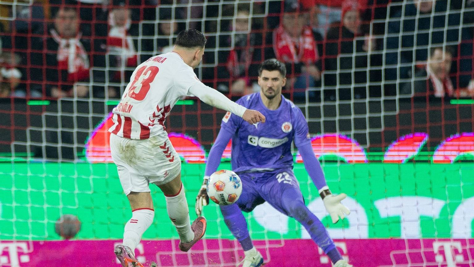 Kölns Said El Mala (M) trifft gegen Paulis Nikola Vasilj zum 1:0. Foto: