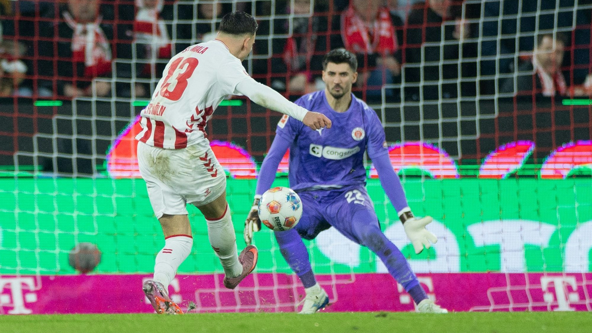 Kölns Said El Mala (M) trifft gegen Paulis Nikola Vasilj zum 1:0. Foto: