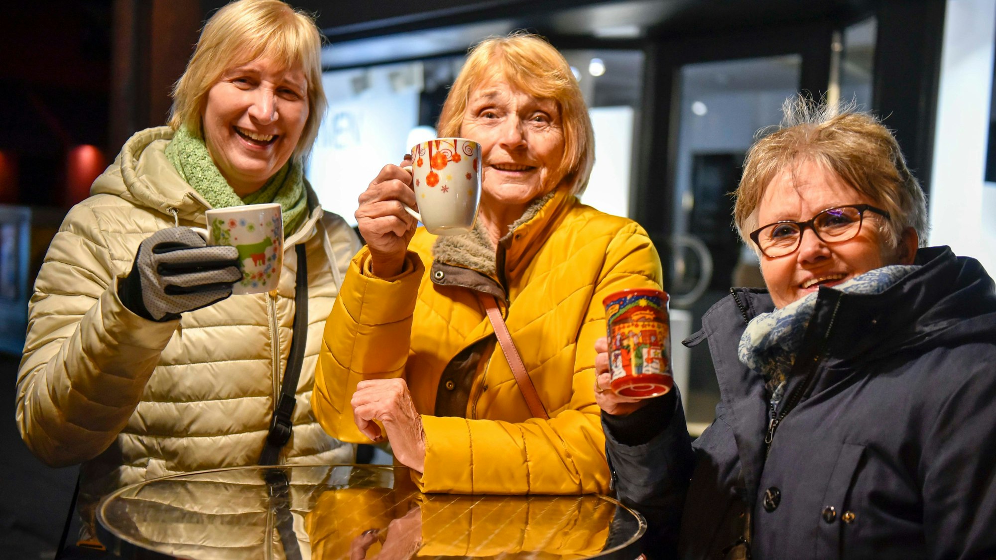 Die Freundinnen Clauda Hilger, Christel Groß und Bärbel Bürk hatten ihre eigenen Tassen zur Glühweintour mitgebracht.