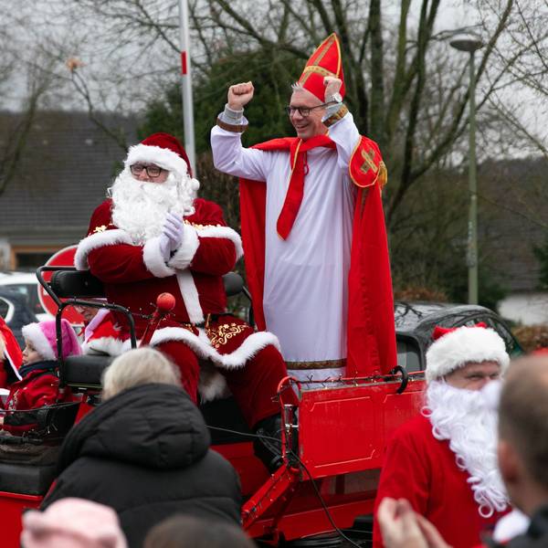 Ein Nikolaus in Jubelpose: Lindlars Bürgermeister Sven Engelmann weiß, dass er die Wette gegen den Unternehmer Andreas Kleinschmidt am Samstagnachmittag gewonnen hat.