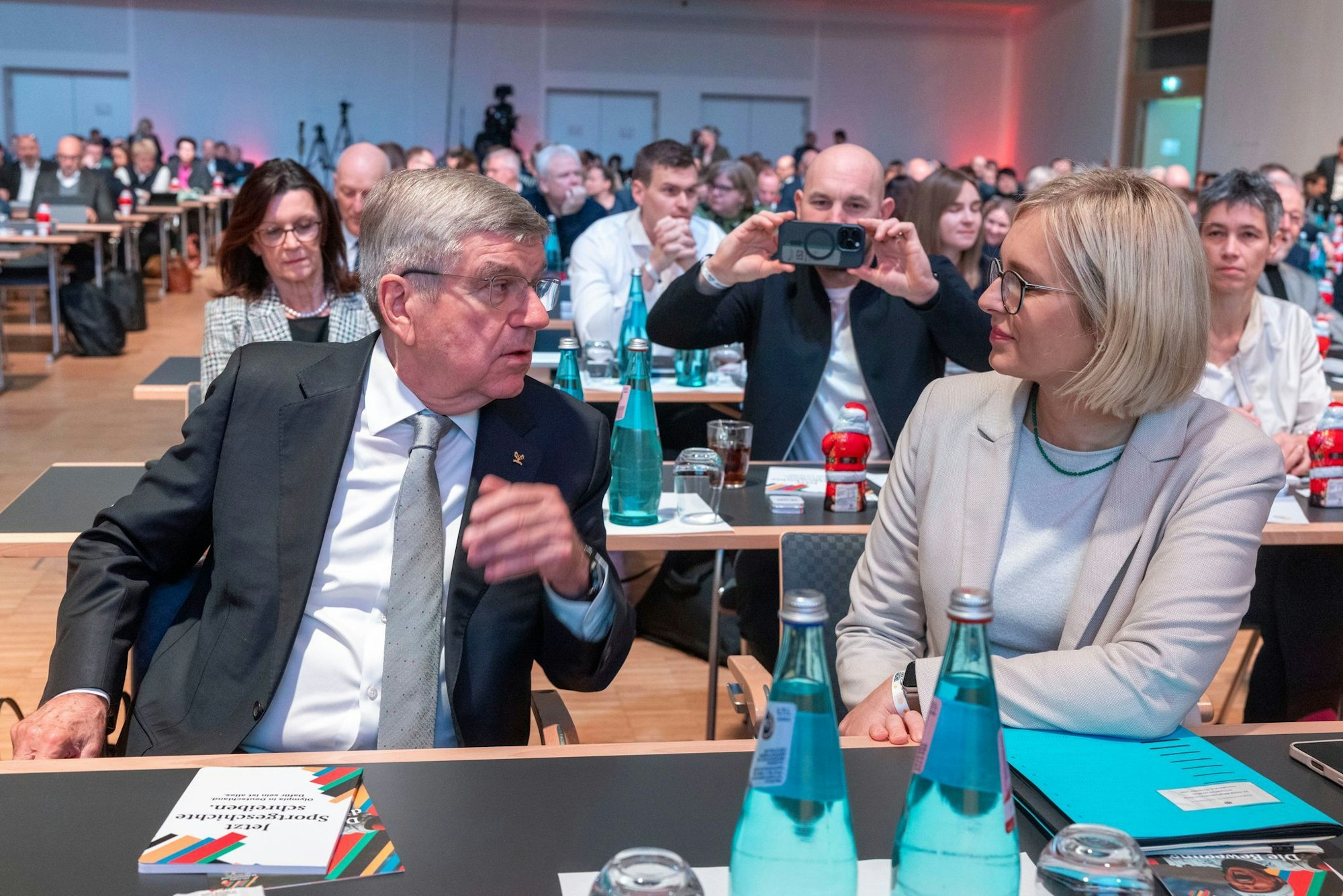 Sport-Staatsministerin Christiane Schenderlein (CDU, r) hat angekündigt, dass man sich bei der Vergabe von Fördermitteln an die Sportverbände neu aufstellen wird.