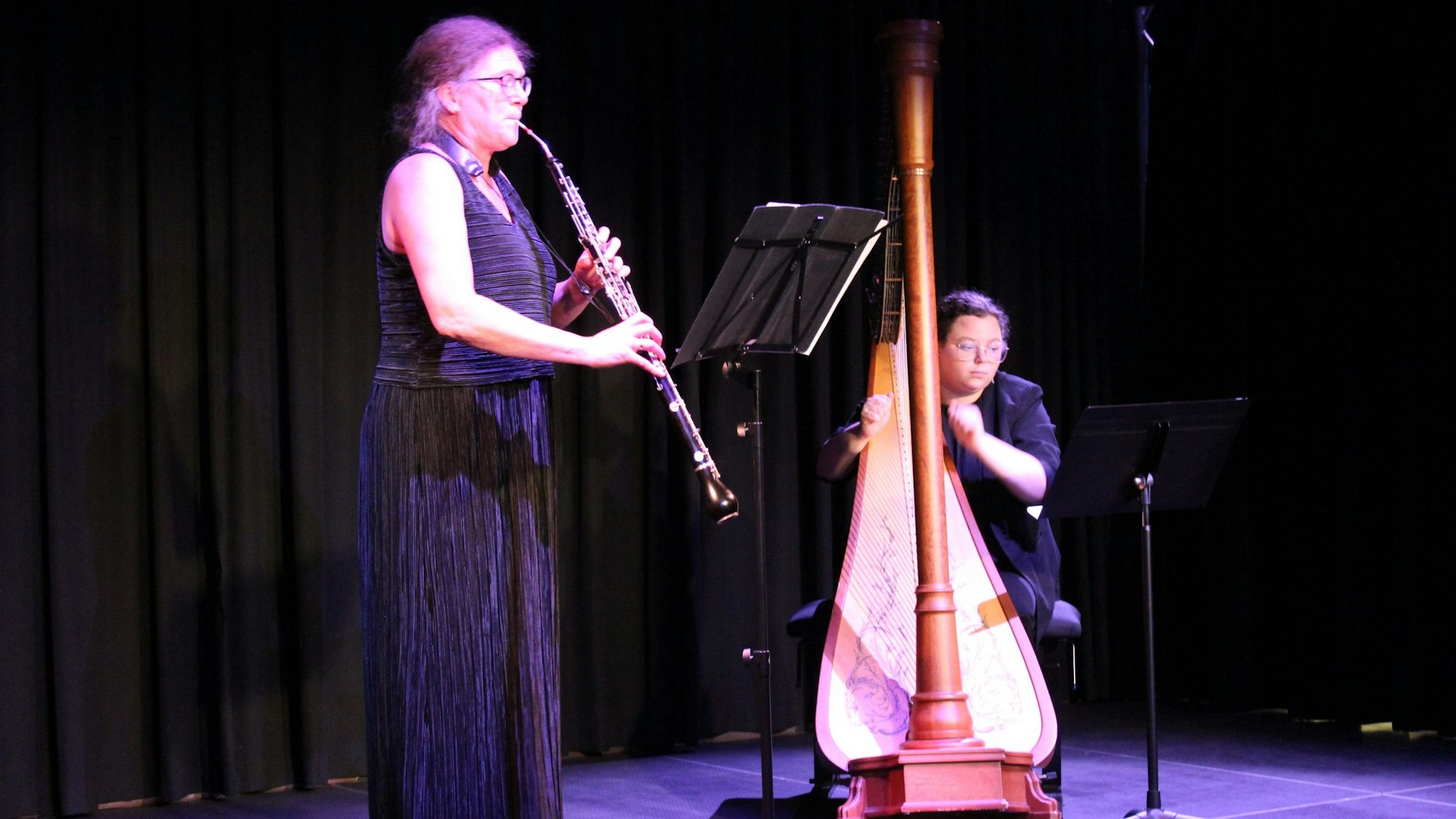 Mit der seltenen Instrumentenkombination von Englischhorn und Harfe erfreuten Yvonne Schabarum und Diandra Grzeskowiak beim Eichholzer Schlosskonzert.