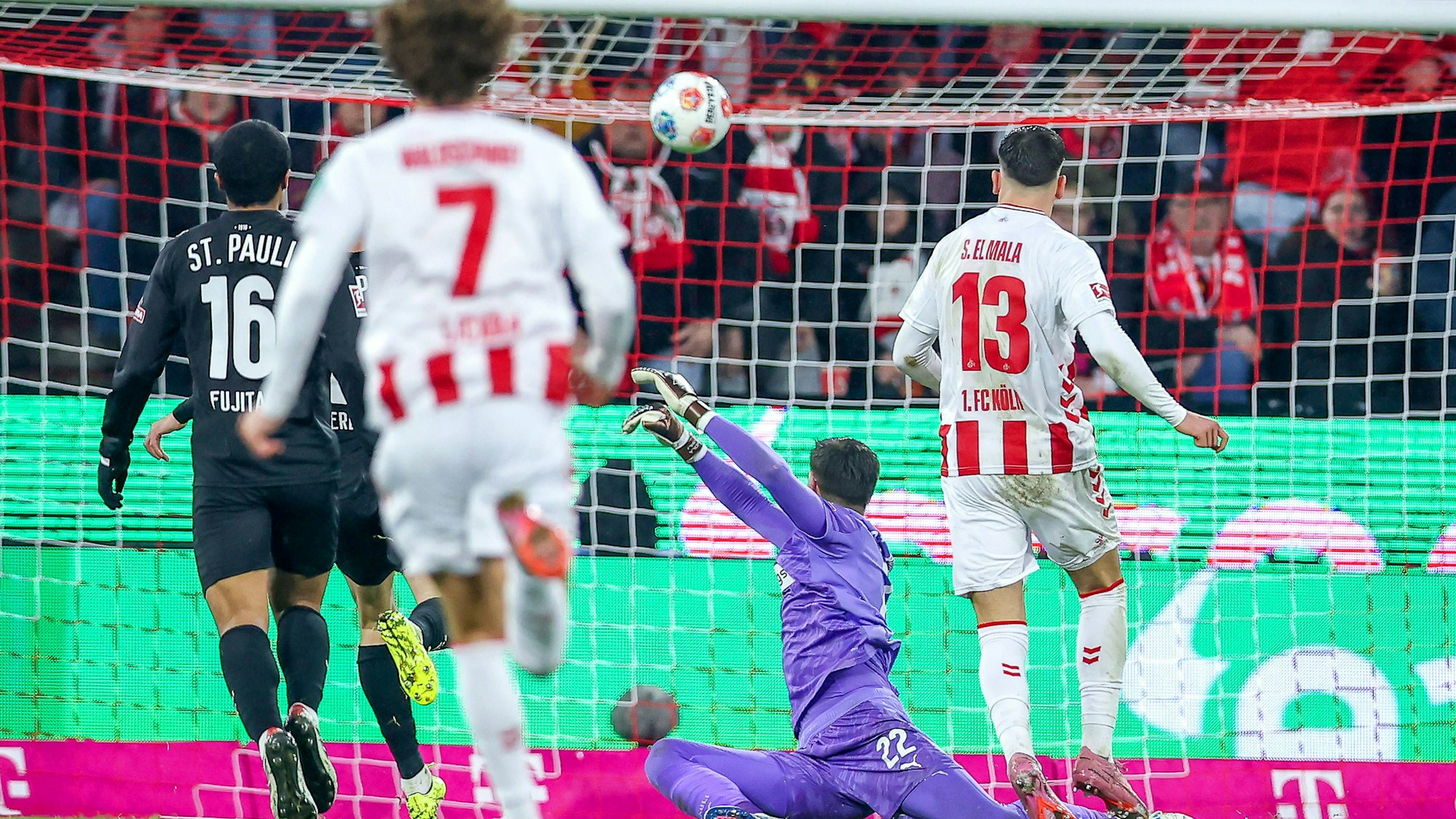 Torschuss zum Tor zum 1:0 durch Torschütze Said El Mala 1FC Koeln 13 - trifft ins Tor gegen Torwart Nikola Vasilj FC St.Pauli
