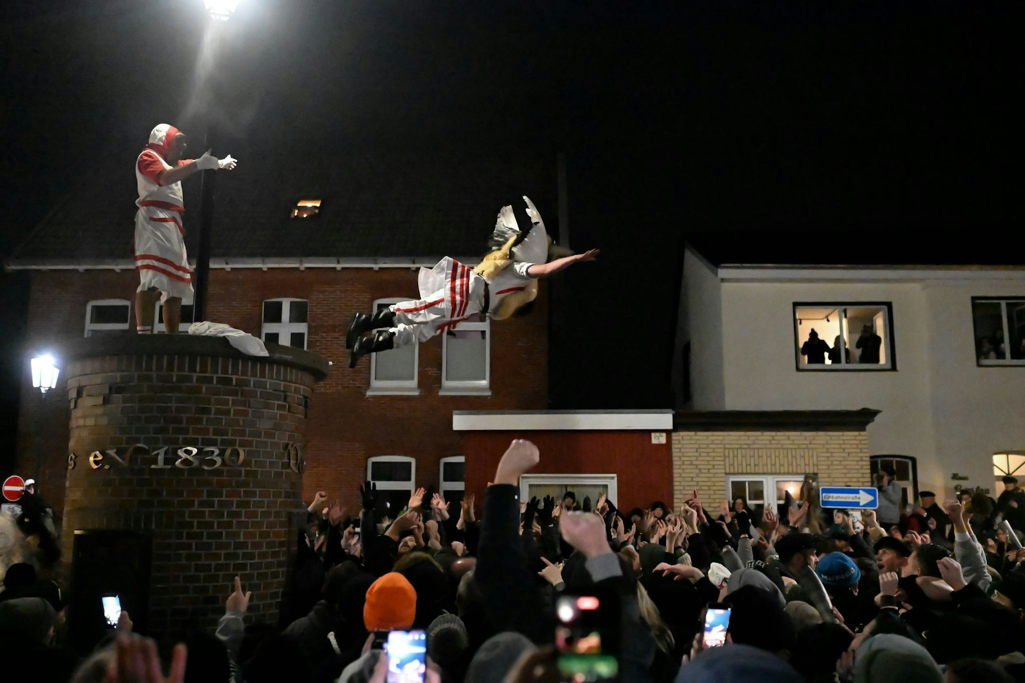 Der Höhepunkt des Klaasohm-Fests auf Borkum ist das Springen der Klaasohms von einer Säule in die Menschenmenge.