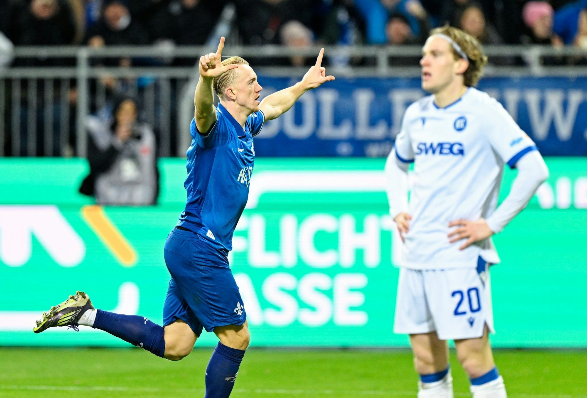 Darmstadts Isac Lidberg jubelt über sein Tor zum zwischenzeitlichen 2:1 gegen Karlsruhe.
