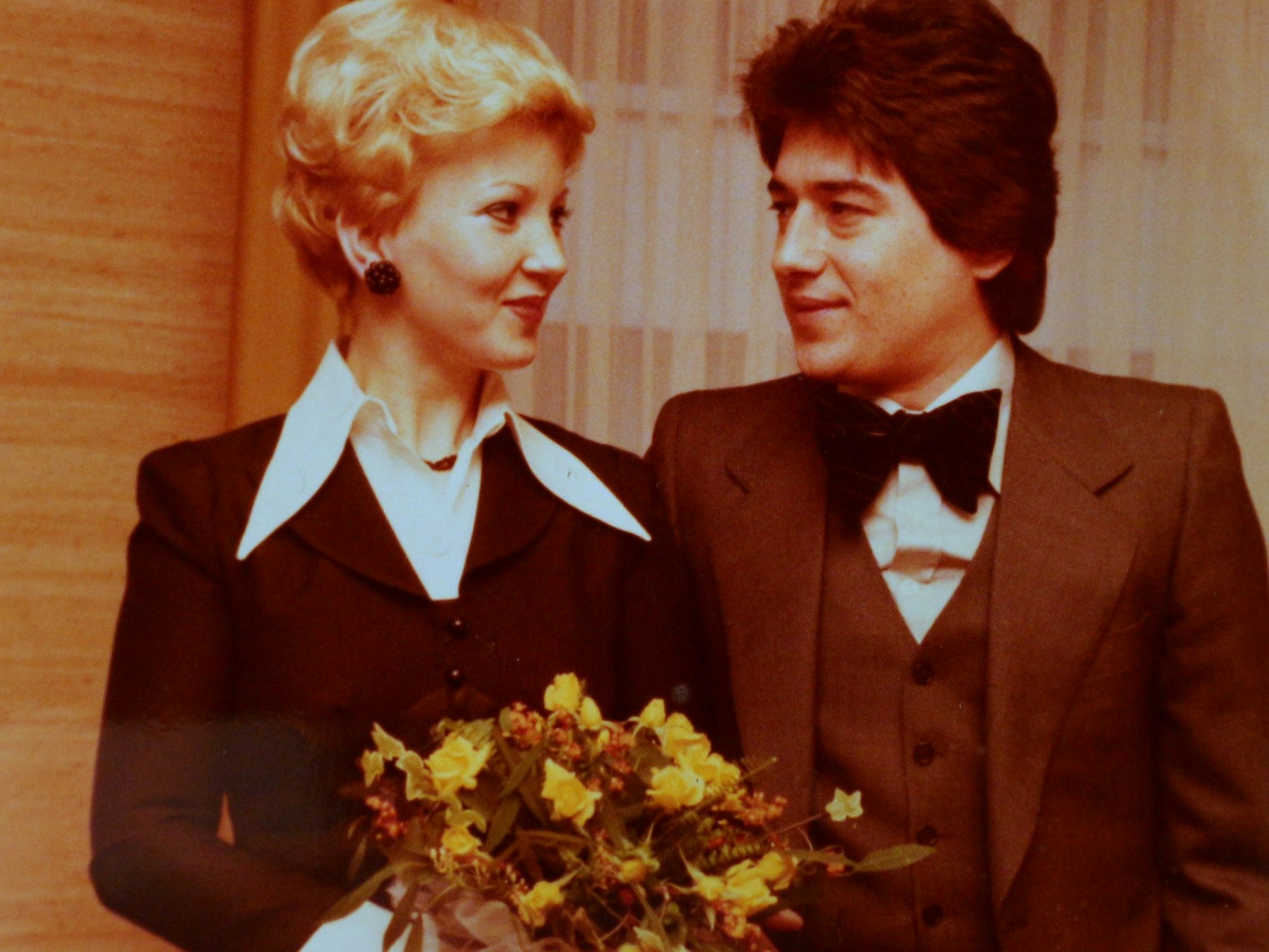 Auf dem Bild ist das Ehepaar an seinem Hochzeitstag im Jahr 1975 zu sehen.