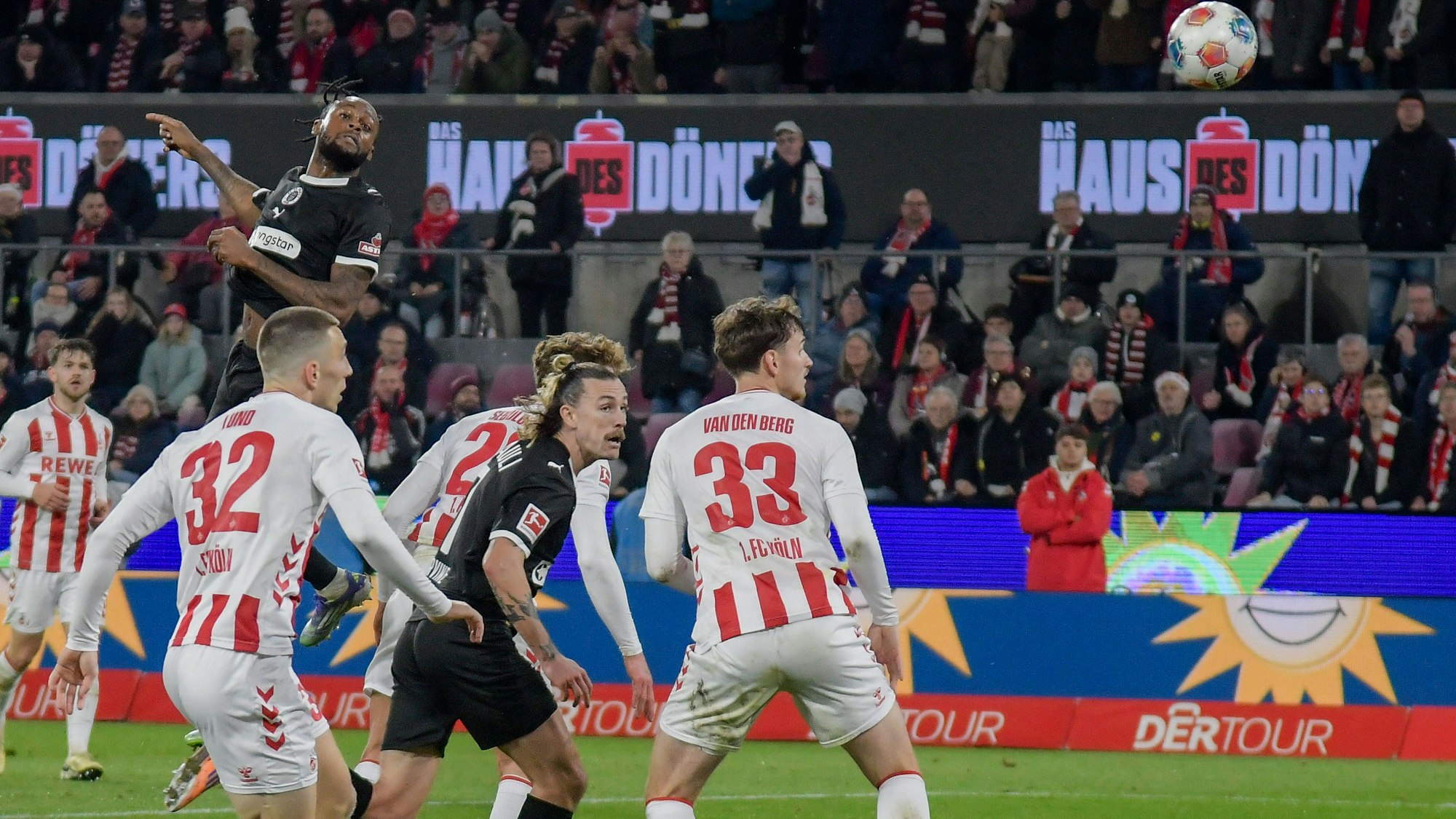 Ricky-Jade Jones Pauli 26 erzielt das Tor zum 1:1