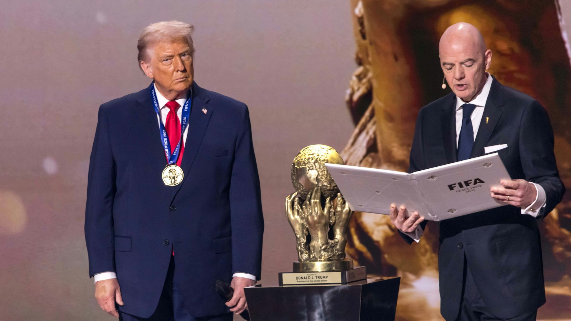 Das Bild zeigt US-Präsident Donald Trump (links) und FIFA-Präsident Gianni Infantino (rehts) bei der Auslosung der WM-Gruppen in Washington. Foto: IMAGO/Brazil Photo Press
