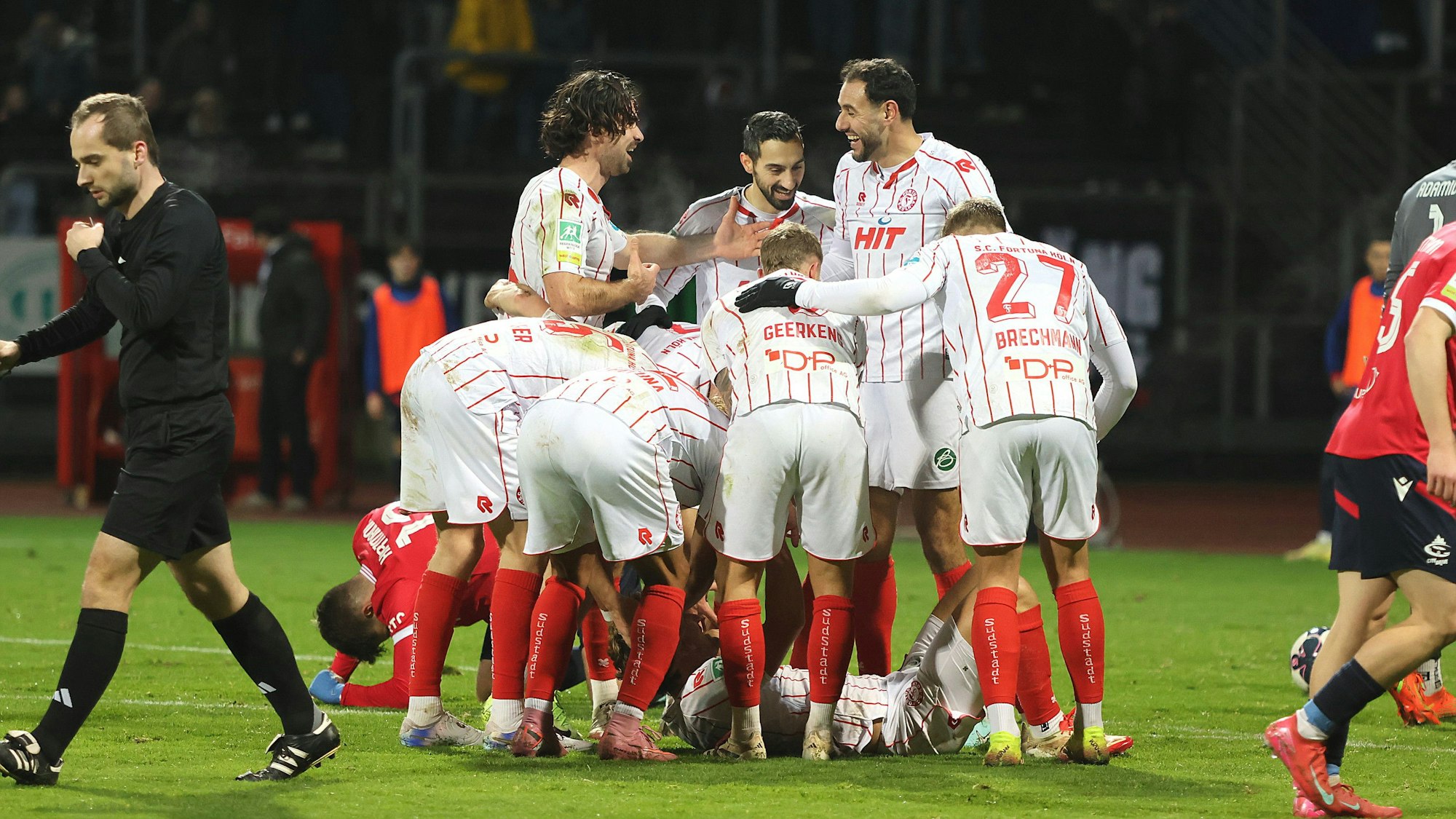 Regionalliga West: SC Fortuna Koeln - Wuppertaler SV ** NUR FÜR REDAKTIONELLE ZWECKE ** EDITORIAL USE ONLY **Fussball Regionalliga West 18.Spieltag Freitag 05.12..2025 Ort: Suedstadion Koeln SC Fortuna Koeln - Wuppertaler SV Im Bild Torjubel Fortuna Koeln Deutschland Köln Copyright: StefanxRittershaus *** Regionalliga West SC Fortuna Koeln Wuppertaler SV FOR EDITORIAL PURPOSES ONLY p Soccer Regionalliga West 18 Matchday Friday 05 12 2025 Location Suedstadion Koeln SC Fortuna Koeln Wuppertaler SV In picture Goal celebration Fortuna Koeln Germany Cologne Copyright StefanxRittershaus Copyright: StefanxRittershaus doc83kdqmohntlgfqkdi1t ,EDITORIAL USE ONLY