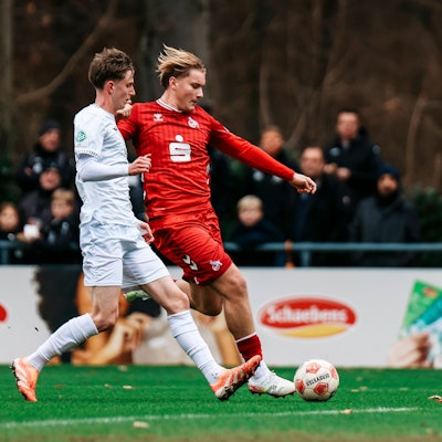 U19 DFB- Nachwuchsliga: 1.FC Köln- FC Viktoria Köln 06.12.2025 Bruno Emil Schmitt FC Viktoria Köln, 6 im Zweikampf mit Fynn Schenten 1.FC Köln, 9 U19 DFB- Nachwuchsliga: 1.FC Köln- FC Viktoria Köln Geißbockheim Rasenplatz 7, 06.12.2025 *** U19 DFB Youth League 1 FC Köln FC Viktoria Köln 06 12 2025 Bruno Emil Schmitt FC Viktoria Köln, 6 in duel with Fynn Schenten 1 FC Köln, 9 U19 DFB Youth League 1 FC Köln FC Viktoria Köln Geißbockheim Rasenplatz 7, 06 12 2025 Copyright: xBEAUTIFULxSPORTS/Freisenx