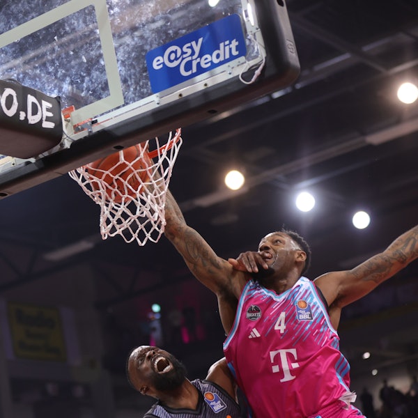 Der Ex-Chemnitzer und Neu-Bonner Jeff Garrett (rechts) packt John Newman III aufs Poster.