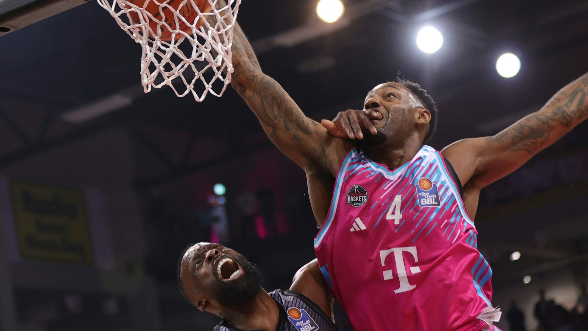 Der Ex-Chemnitzer und Neu-Bonner Jeff Garrett (rechts) packt John Newman III aufs Poster.