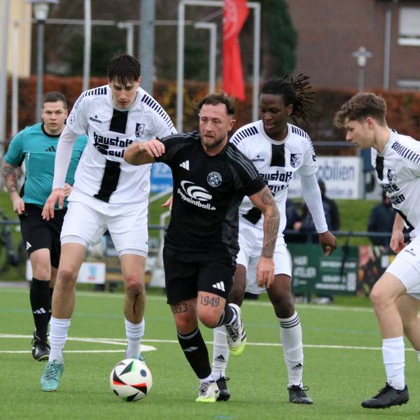 Nico Berekoven läuft mit dem Ball und wird von drei Gegnern verfolgt.