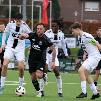 Nico Berekoven läuft mit dem Ball und wird von drei Gegnern verfolgt.
