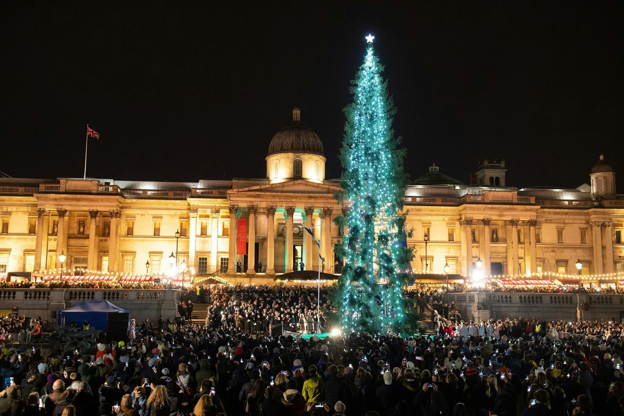 Der traditionell von Norwegen geschenkte Baum 2019 auf dem Trafalgar Square: Über 20 Meter hoch, schlicht dekoriert und ein Symbol der britisch-norwegischen Freundschaft seit 1947. (Archivbild)