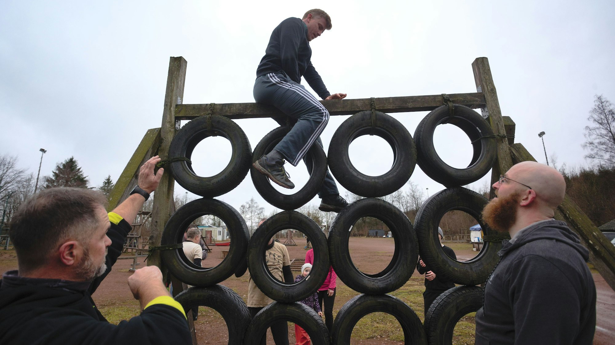 Rauf auf die Ringwand oder auch mittendurch: Erlaubt ist in Bergneustadt immer das, was der Einzelne schaffen kann. Hier klettert Bastian Voigt.