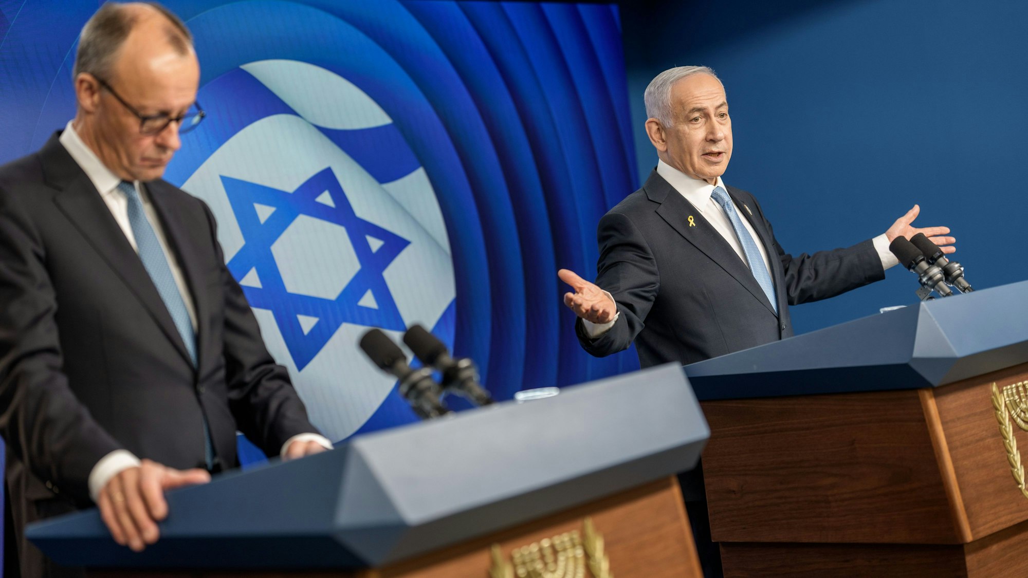 07.12.2025, Israel, Jerusalem: Bundeskanzler Friedrich Merz (CDU, l) nimmt neben Benjamin Netanjahu, Ministerpräsident von Israel, an der Pressekonferenz nach dem Gespräch im Regierungssitz teil. Beim Antrittsbesuch von Merz in Israel soll es um die Stabilisierung des Waffenstillstands in Gaza und den weiteren Friedensprozess und die Deutsch-Israelischen Beziehungen gehen. Foto: Michael Kappeler/dpa +++ dpa-Bildfunk +++