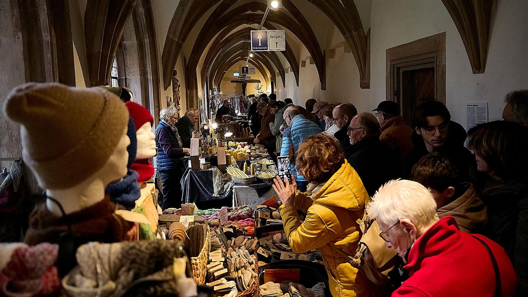 Im Kreuzgang des Klosters drängen sich Besucher an den Ständen mit Kunsthandwerk.