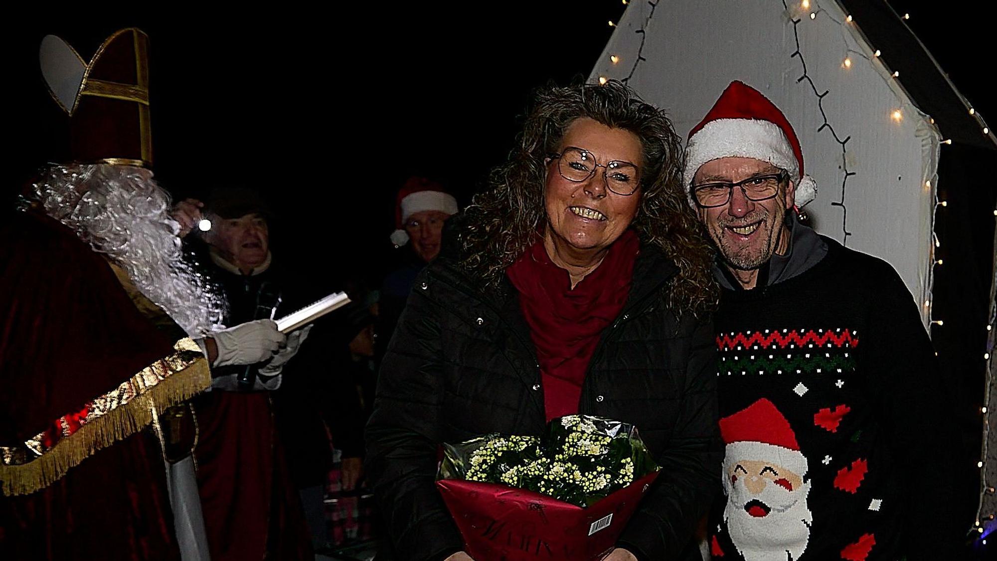 Udo Hergarten und Barbara Wirtz (l.) stehen nebeneinander, Hergarten trägt eine Nikolausmütze. .
